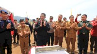Bersama Bupati Luwu, Dansat Brimob Lakukan Peletakan Batu Pertama