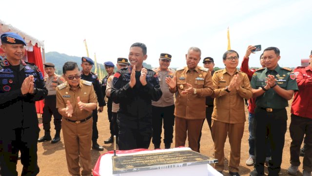 Bersama Bupati Luwu, Dansat Brimob Lakukan Peletakan Batu Pertama