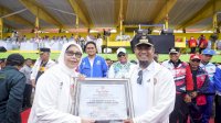 Terima Penghargaan dari PGRI, Gubernur Andi Sudirman: Guru Adalah Pahlawan Andalan Kita Semua