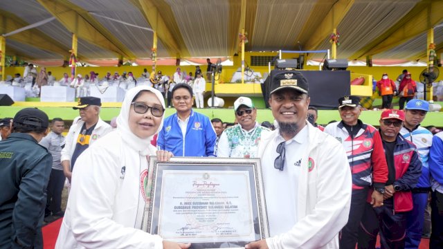Terima Penghargaan dari PGRI, Gubernur Andi Sudirman: Guru Adalah Pahlawan Andalan Kita Semua