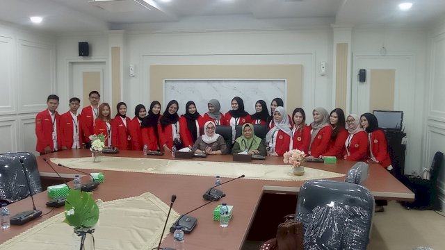 ketua DPRD Sulsel ANdi Ina KArtika Sari Foto Bersama Sejumlah Mahasiswa yang Akan melaksanakan KKN di Gedung DPRD 