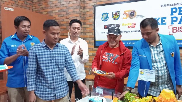 Trotoar.id, Bulukumba -- Peringatan Hari Ulang Tahun (HUT) ke-50 Komite Nasional Pemuda Indonesia (KNPI) di Kabupaten Bulukumba, berlangsung semarak. Peringatan HUT ini, dirangkai dialog kebangsaan yang digelar di Warkop Nagoya, Kota Bulukumba, Senin (24/7/2023) malam. 