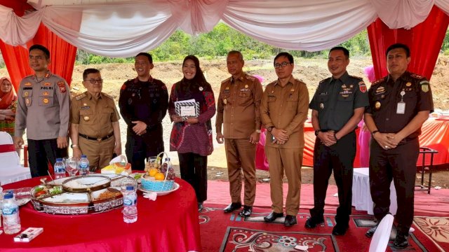 Wakil Bupati Kabupaten Luwu Utara, Suaib Mansur, menghadiri acara Peletakan Batu Pertama Pembangunan Flat Patria Tama Mako Yon D Pelopor, Selasa (25/7/2023), di Lokasi Pembangunan Mako Yon D Pelopor Desa Tiromanda Kecamatan Bua Kabupaten Luwu.