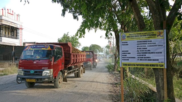 Pemerintah Provinsi Sulawesi Selatan melalui Dinas Bina Marga dan Bina Konstruksi mulai melakukan rekonstruksi jalan ruas batas Soppeng-Pangkajene Sidrap.