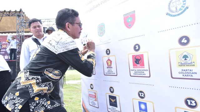 Pemilihan Umum (Pemilu) 2024 semakin dekat. Bendera partai yang terdaftar di Komisi Pemilihan Umum (KPU) dikirab keliling Indonesia, iring iringan kirab poagi tadi telah tiba di Kabupaten Luwu Utara. Kamis (27/07/2023)