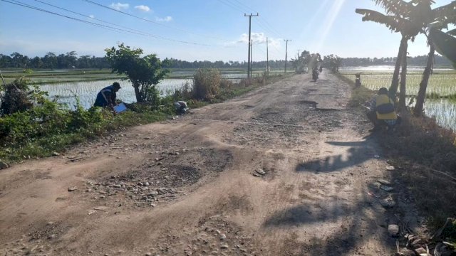 Pemerintah Provinsi Sulawesi Selatan melalui Dinas Bina Marga dan Bina Konstruksi mulai menangani perbaikan jalan pada ruas Anabanua - Malake - Batas Sidrap di Kabupaten Wajo.