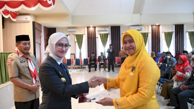 274 Pegawai Negeri Sipil lingkup Pemerintah Kabupaten Luwu Utara menerima Penganugerahan dan Penyematan Tanda Kehormatan Satyalancana Karya Satya, di Aula La Galigo Kantor Bupati Luwu Utara.