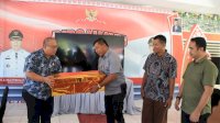 Dukung Gerakan Pembagian Bendera, Kajari Bulukumba Sumbang 100 Bendera Merah Putih