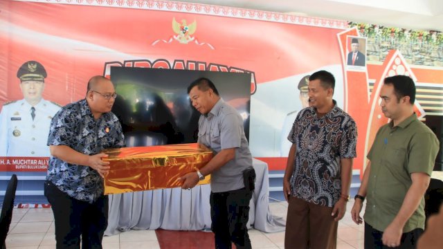 Dukung Gerakan Pembagian Bendera, Kajari Bulukumba Sumbang 100 Bendera Merah Putih