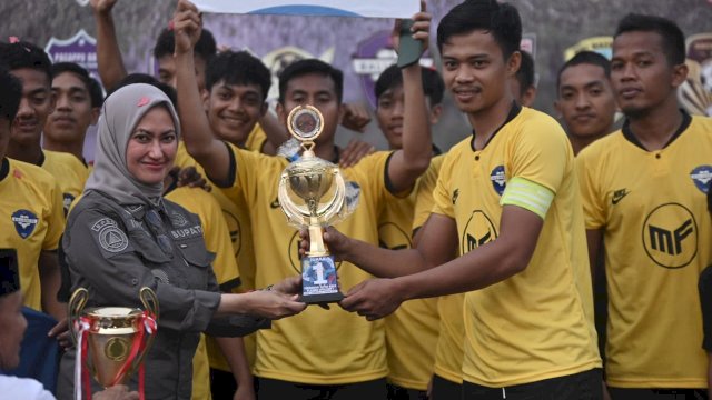 Bupati Lutra Tutup Turnamen Sepak Bola Plasma Jaya Cup