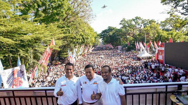 Calon Presiden Prabowo Subianto Foto bersama Mantan Menteri Pertanian Amran Sulaiman dan Gubernur Sulsel Andi Sudirman Sulaiman yang di latar belakangan Ratusan Ribu Peserta Jalan Sehat Anti Mager 