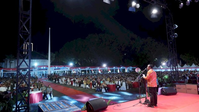 Gubernur Sulsel Andi Sudirman Sulaiman Memberikan Arahan kepada Ribuan Kepala Desa Pada Mala Diner Teta kelola keuangan Desa
