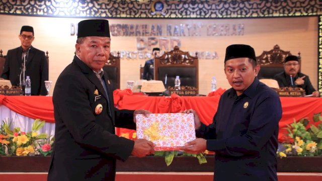 Bupati BUlukumba Andi Muchtar Yusuf Menyerahkan KUA PPAS APBD Perubahan ke DPRD