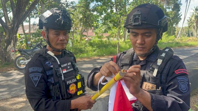 Personil Brimob Dari batalyon C Memasang Bendera Dalam Rangka Menyambut HUT RI ke 78