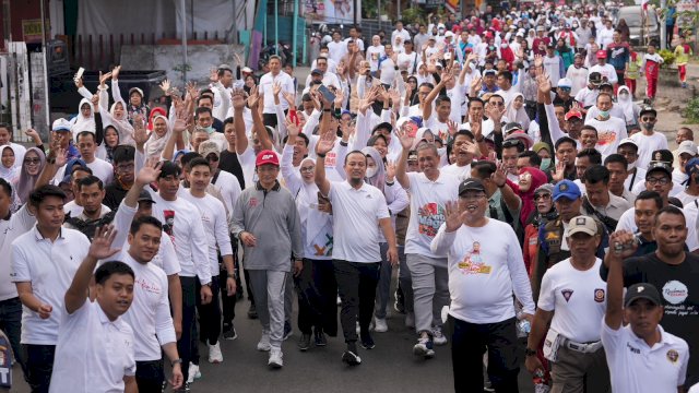 Bersama 20 Warga Wajib, Gubernur Sulsel  Jalan Sehat Anti Mager
