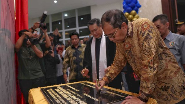 Walikota Makassar resmikan Gedung Penahbisan Gereja Kebangunan