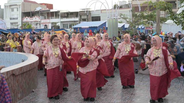 Kontingen Makassar Meriahkan Pawai Karnaval Expo Dekranasda Sulsel 2023 di Wajo
