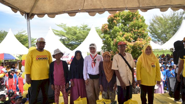 Bupati Lutra Bagikan 17 Paket Untuk Warga Lansia