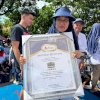 Istri Buruh Harian Terima Hadiah Umroh Jalan Sehat Anak Rakyat