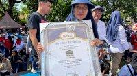 Istri Buruh Harian Terima Hadiah Umroh Jalan Sehat Anak Rakyat