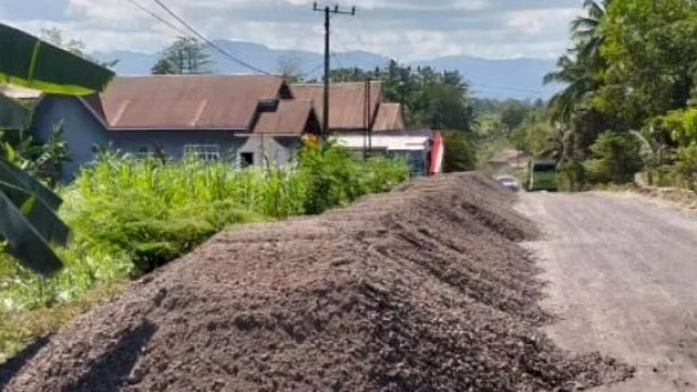 Pemprov Sulsel Kerjakan Jalan pada Ruas Tanabatue – Sanrego – Palattae di Bone