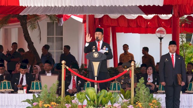 Gubernur Andi Sudirman Sematkan 2.398 Satyalancana Karya Satya kepada PNS Pemprov Sulsel