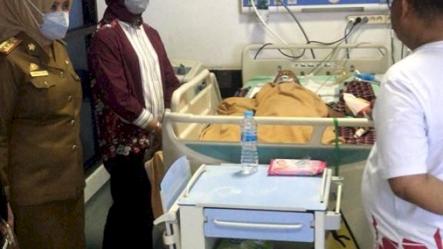 Ketua TP PKK Bulukumba Andi Herfida Muchtar Jenguk Anggota Pramuka Korban Kecelakaan