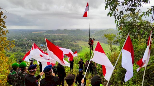 Maknai HUT Kemerdekaan, Batalyon C Pelopor Kibarkan Merah Putih Di Puncak Gunung Lampoko