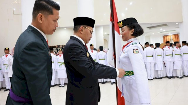 Walikota Makassar Kukuhkan Tim Paskibraka