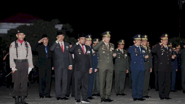 Gubernur Andi Sudirman Hadiri Apel Kehormatan dan Renungan Suci HUT RI