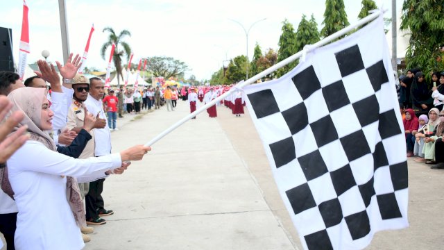 Bupati Luwu Utara Lepas Peserta Gerak Jalan
