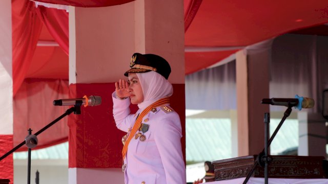 Upacara HUT Ke-78 Kemerdekaan Berlangsung Khidmat, Bupati Indah Semangati Seorang Siswa