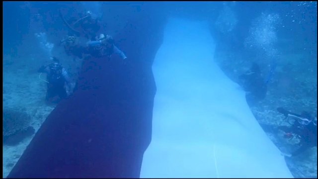 Sekda Ali Saleng Pimpin Pengibaran Bendera di Bawah Laut Bulukumba
