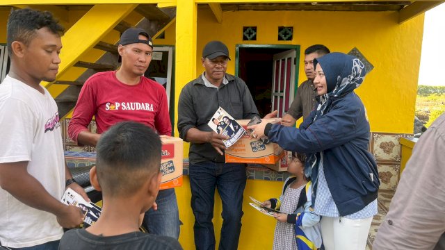 Meriahkan HUT Proklamasi, DevyAnggriany Bagi Sembako Ke Warga Labakkang