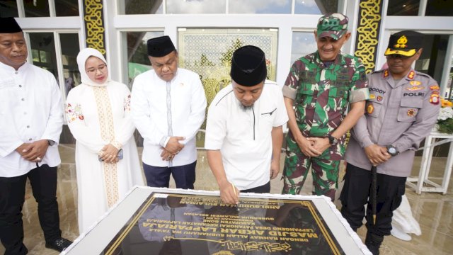 Resmikan Masjid di Bone, Gubernur Sulsel  Ajak Masyarakat Makmurkan Masjid