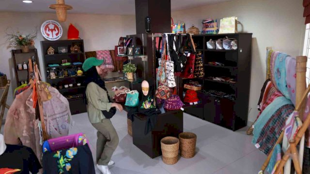 Dekranasda Makassar Pamerkan Produk Lokal di F8