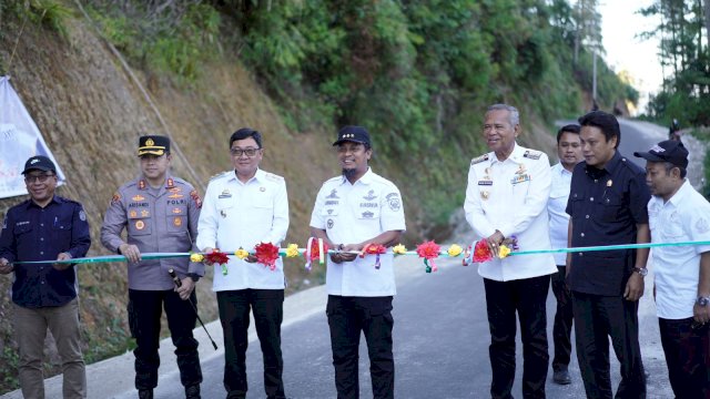 Resmikan Ruas Jalan Bonglo-Pantilang, Gubernur Sulsel : Wujud Kesetaraan Pembangunan dan Keadilan