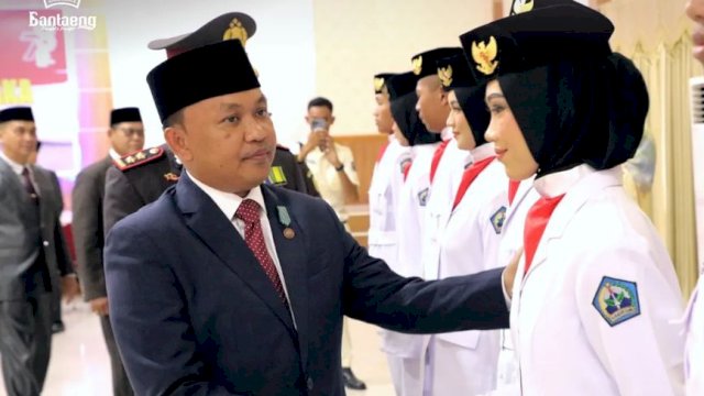 Ilham Azikin Kukuhkan Paskibraka Kabupaten Bantaeng
