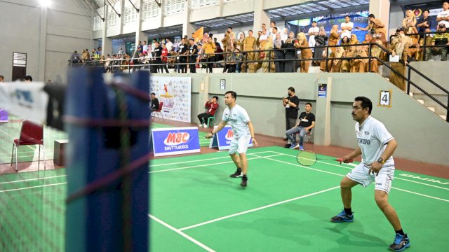 Pertandingan bulutangkis yang dilaksanakan dalam rangka 354 Tahun Sulsel dan HUT Kemerdekaan RI, di Gedung Olahraga Kantor Gubernur, diwarnai keributan, Selasa, 1 Agustus 2023. Keributan tersebut kemudian viral di sosial media.