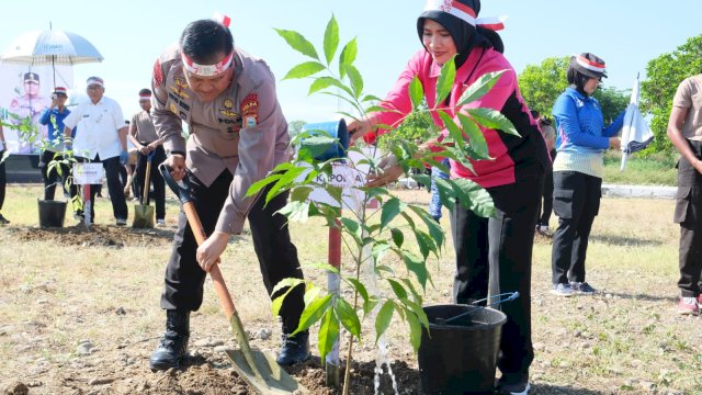 Kapolda Sulsel Irjen Pol Setyo Boedi Moempoeni Harso memimpin langsung penanaman pohon tersebut di Lahan Polda Sulsel Jl.Paccerakkang Daya Kota Makassar, Rabu 23 Agustus 2023 