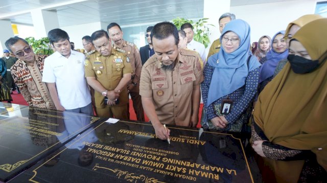 Gubernur Sulsel Andi Sudirman Sulaiman  Melakukan Penandatanganan di Papan Prasasti peresmian Sejumlah Proyek Infrastruktur di Sulsel