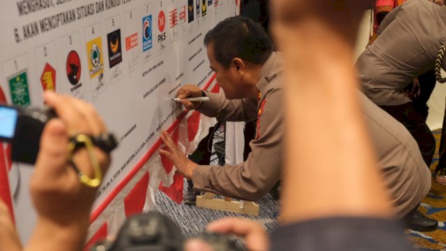 Kapolda Sulsel Irjen Pol Drs. Setyo Boedi Moempoeni Harso, S.H., M.Hum menghadiri deklarasi pemilu damai bersama forkopimda, parpol, penyelengara pemilu dan ormas serta relawan se-Provinsi Sulsel di Hotel Claro, Kota Makassar, Rabu (23/8/2023).