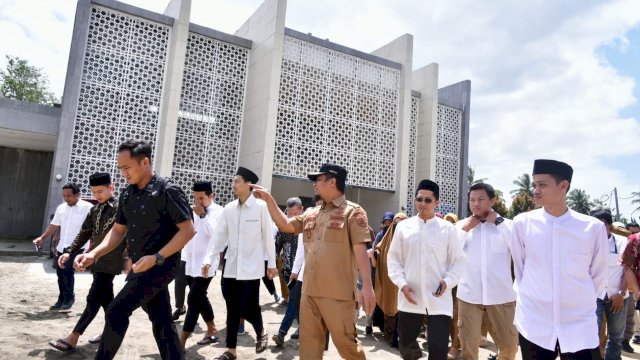 Gubernur Sulawesi Selatan, Andi Sudirman Sulaiman meresmikan Al Markaz Al Islami Imam Syafi'i.