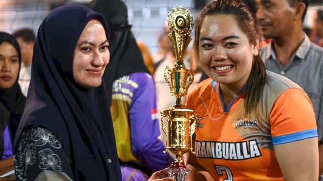 Bupati Lutra Serahkan Hadiah Ke Juara Nurnamen Volt Muh Fauzi Cup IV