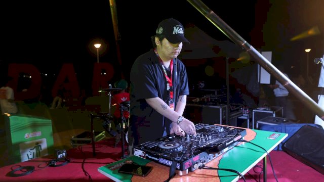 Native Plus Sound, salah satu Kolektif Musik yang sedang naik daun di Kota Makassar turut meramaikan Event Makassar Internasional Eight Festival and Forum (F8), yang digelar di Anjungan Pantai Losari, zona 4, Jumat (25/08/2023).