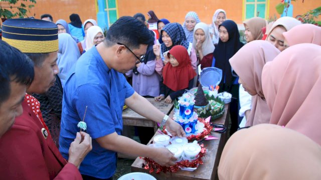 Wabup Edy Manaf Hadiri HUT Desa Anrang