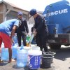 Brimob Kolaborasi PDAM dan Dinas Sosial Salurkan Air Bersih