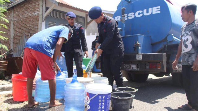 Brimob Kolaborasi PDAM dan Dinas Sosial Salurkan Air Bersih