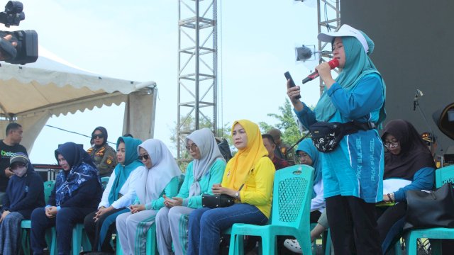 Hayarna Serahkan Bantuan Percepatan Penghapusan Kemiskinan Ekstrim