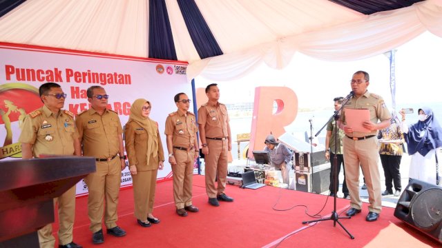 Wali Kota Makassar Moh Ramdhan Pomanto mengukuhkan Bapak/Bunda Asuh Anak Stunting (BAAS) yang merupakan program Dinas Pengendalian Penduduk dan Keluarga Berencana (PPKB) Makassar.